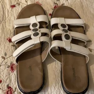 Cushionaire sandals. New w/o tags. Size 9.